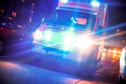 
			Schwerer Unfall in Gelsenkirchen - Frau (38) zündet Böller und läuft vor fahrendes Auto