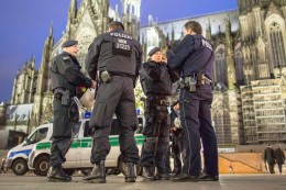 
			Protest: Sicherheitsbedenken: Polizei verbietet NPD-Demo neben Kölner Dom an Silvester