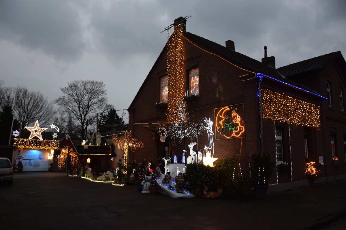 Weihnachtshaus Made In Duisburg 40 000 Lampchen Erhellen Marxloh Derwesten De