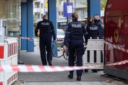 
			Moers: Mann (26) taucht mit Schusswunden in Supermarkt auf – Kripo Duisburg ermittelt auf Hochtouren