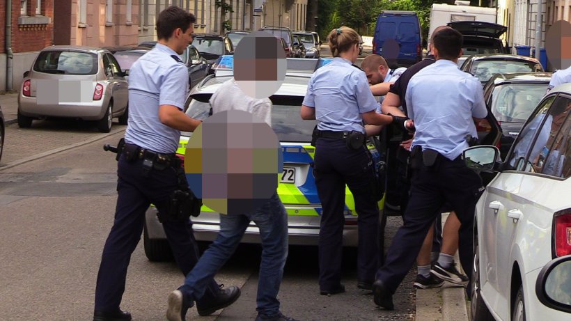 Massenstreit In Essen Kray Polizei Nimmt Vier Personen Fest Derwestende 