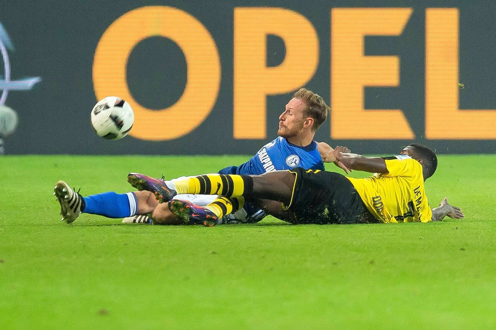 Borussia Dortmund und der FC Schalke 04 trennen sich im Revierderby mit 0:0.