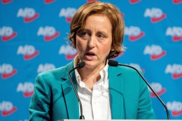 
			Silvester-Tweet: Nach Hass gegen Kölner Polizei: Twitter sperrt AfD-Politikerin Beatrix von Storch