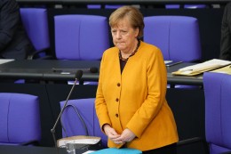 
			Merkel im Bundestag unter Beschuss: Abgeordnete von FDP, AfD und Linke fordern Vertrauensfrage