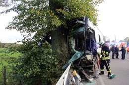 
			NRW: Heftiger Unfall im Ruhrgebiet – Linienbus kracht gegen Baum +++ Auch Kinder im Bus +++
