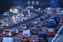 
			Stau in NRW: Verkehrs-Chaos zum Herbstferien-Start! DAS sollten Urlauber jetzt beachten