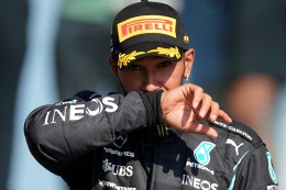 
			Formel 1: Experte hat irre Vermutung – verlängerte Mercedes nur DESHALB mit Hamilton?