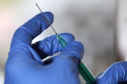 
			Corona: Erstmals über 1000 Corona-Tote an einem Tag in Deutschland ++ Großbritannien lässt neuen Impfstoff zu