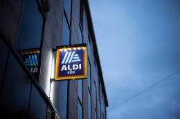 
			Aldi: Frau erblickt dieses Schild in einer Filiale – und kriegt sich vor Lachen nicht mehr ein